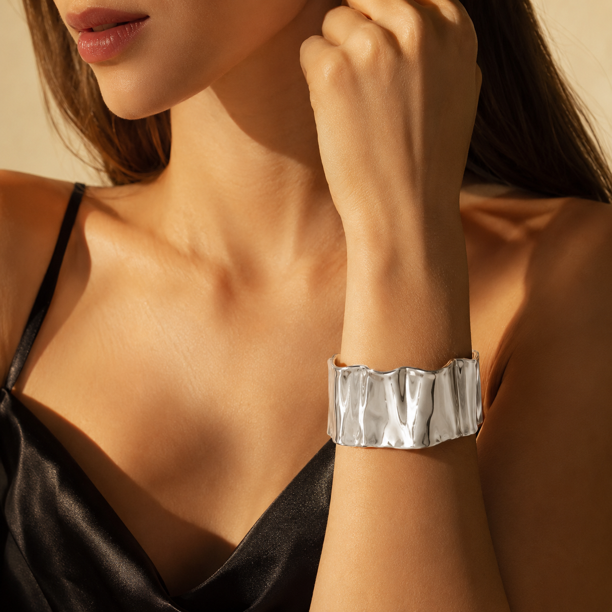 Semijoia Pulseira Bracelete Martelado 53mm Banho Ródio