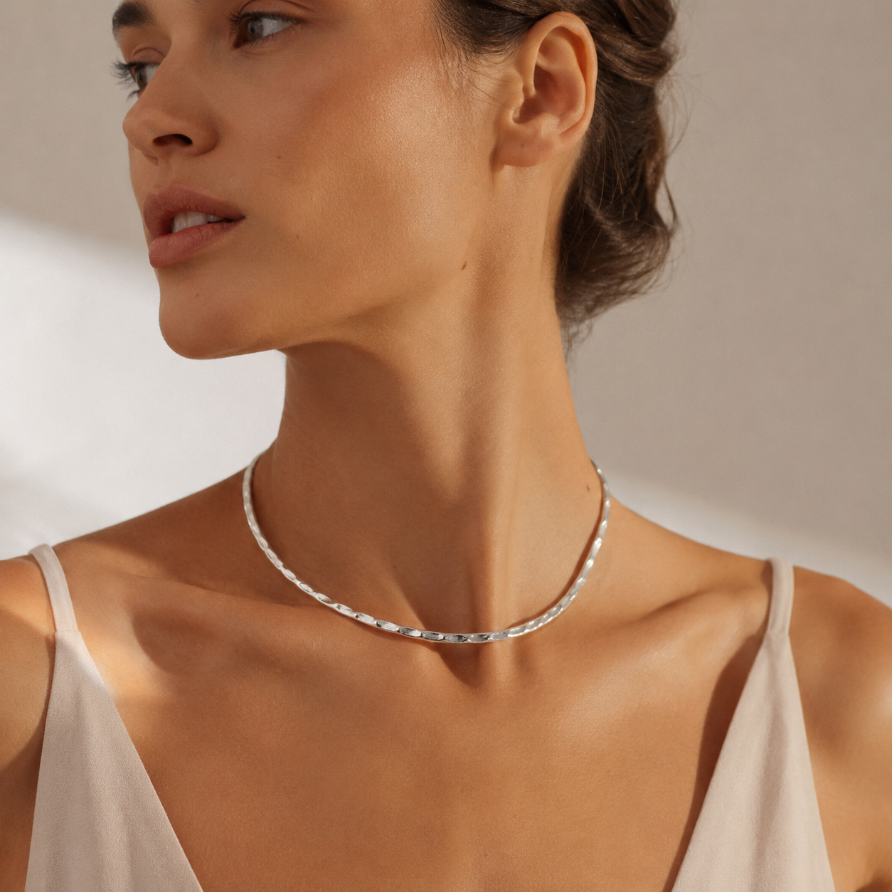 Semijoia Colar Choker Aro Martelado Com Extensor 13,5cm Banho Ródio
