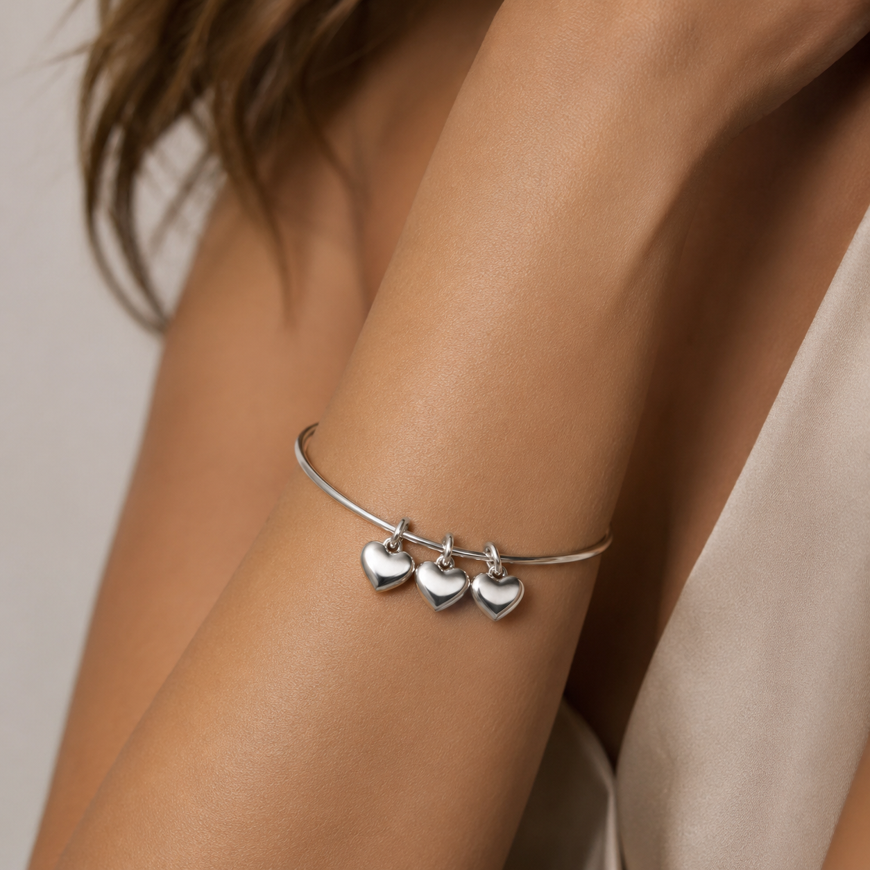 Semijoia Pulseira Bracelete Três Corações 63mm Banho Ródio