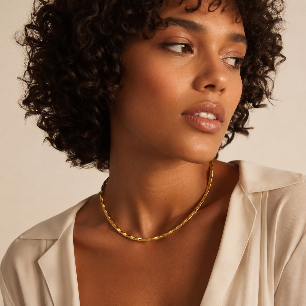 Semijoia Colar Choker Aro Martelado 13,5cm Com Extensor Banho Ouro 18K