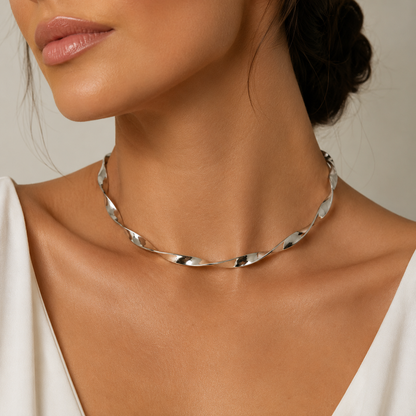 Semijoia Colar Choker Fininha Torcida 12cm Banho Ródio