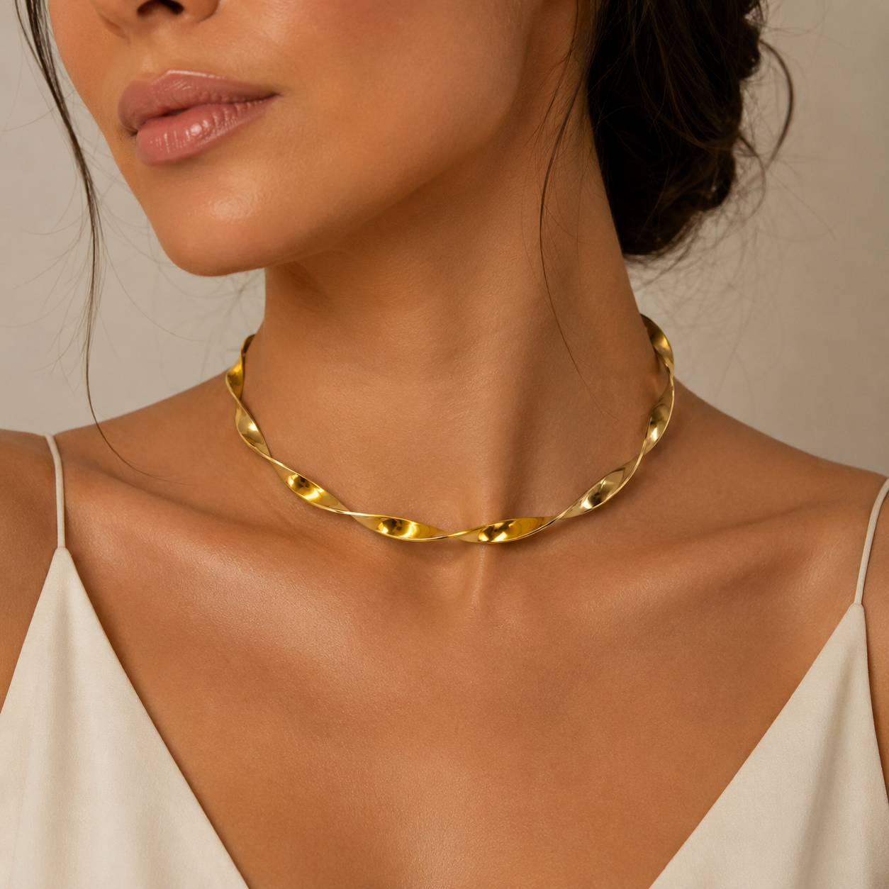 Semijoia Colar Choker Fininha Torcida 12cm Banho Ouro 18K