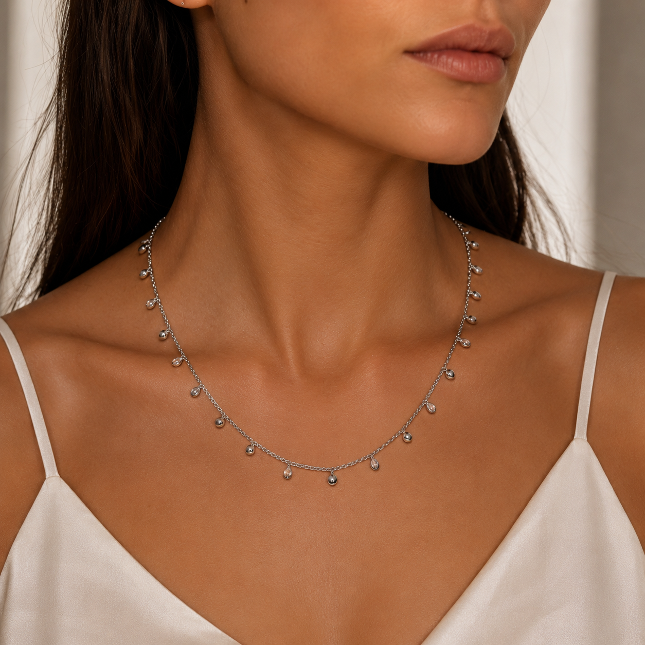 Semijoia Colar Choker Zircônias E Chapinhas Penduradas 40cm Banho Ródio
