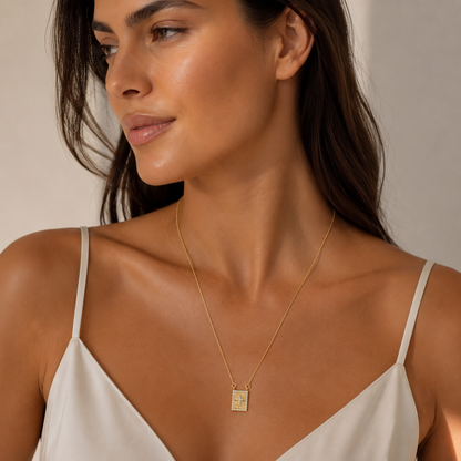 Semijoia Colar Escapulário Espírito Santo E Cruz Cravejado 32cm Banho Ouro 18K