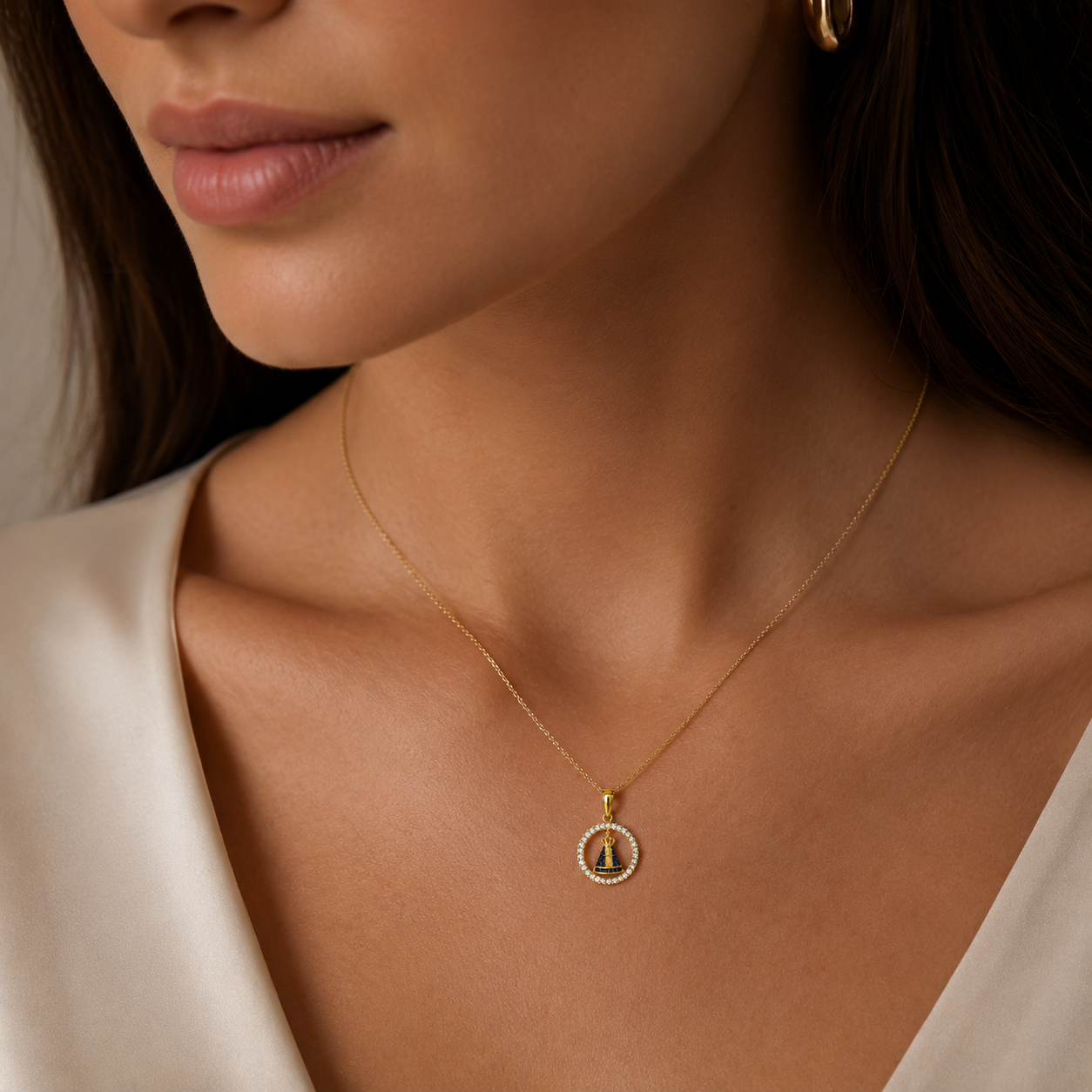 Semijoia Pingente N. Senhora Aparecida Oval Cravejada 21mm Banho Ouro 18K