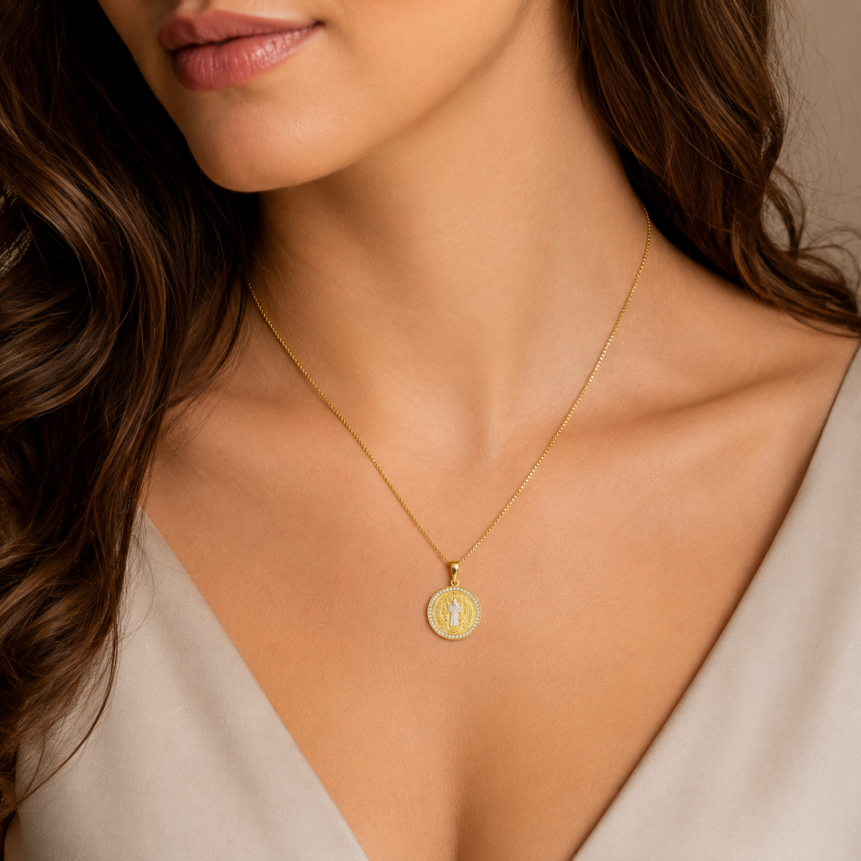 Semijoia Pingente São Bento Gg Cravejada 24mm Banho Ródio Banho Ouro 18K
