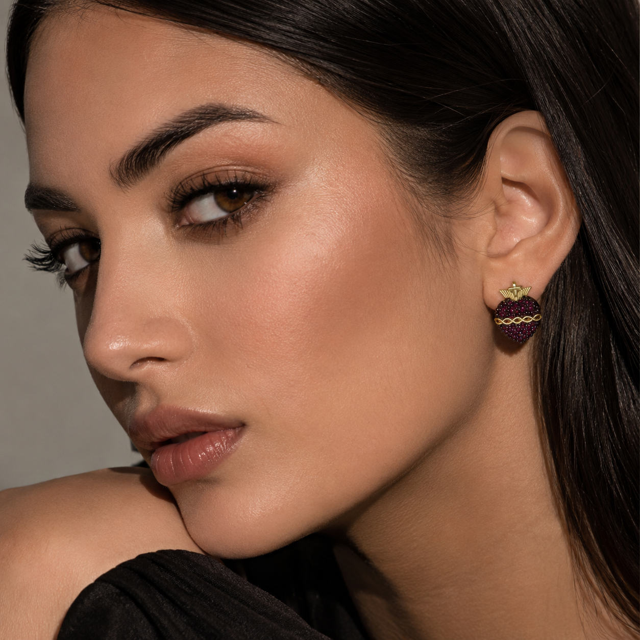 Semijoia Brinco Sagrado Coração 14mm Banho Ouro 18K