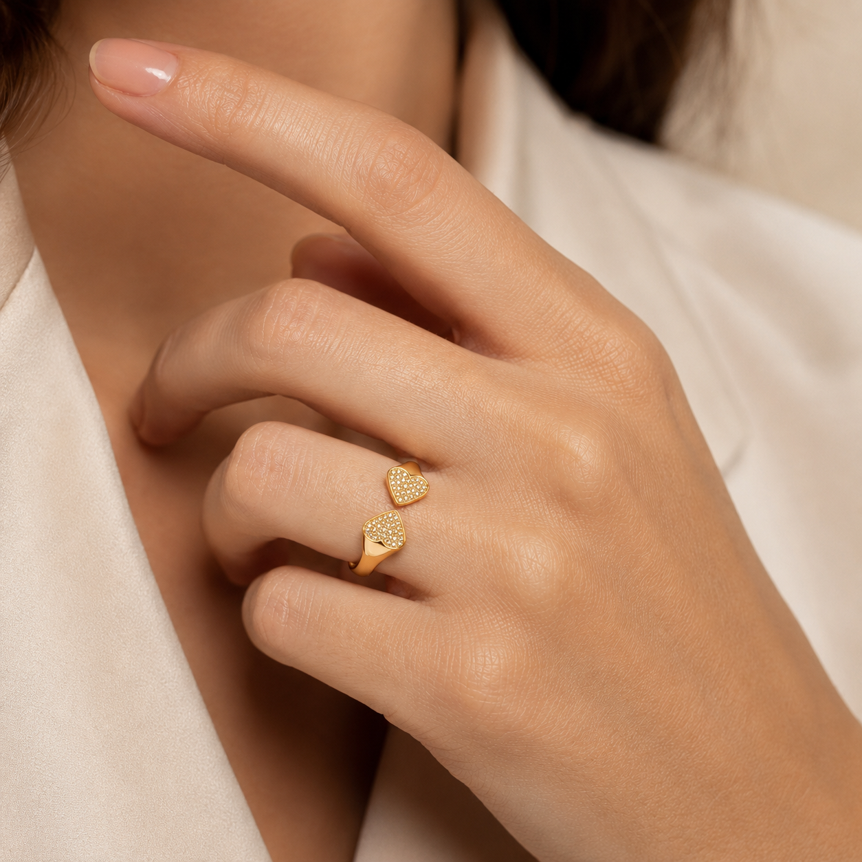 Semijoia Anel Corações Cravejados 13mm Aro 17 Banho Ouro 18K