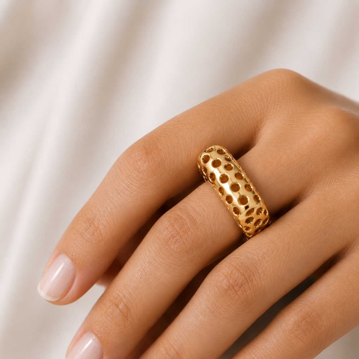 Semijoia Anel Ajustável Furadinho Grande 9mm Banho Ouro 18K